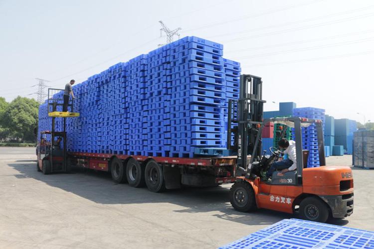 九腳吹塑托盤(pán)廠家定制